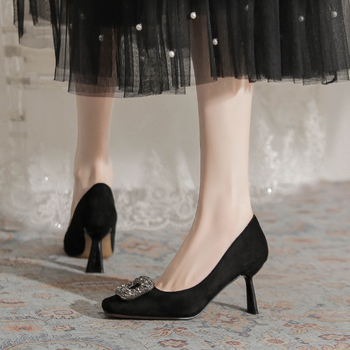 Dámske vysoké podpätky s štvorcovým nosom, mikrovláknový semiš, výška podpätku 6–8 cm, gumová podrážka