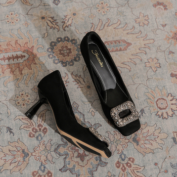 Dámske vysoké podpätky s štvorcovým nosom, mikrovláknový semiš, výška podpätku 6–8 cm, gumová podrážka