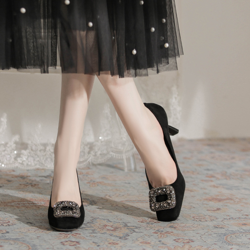 Dámske vysoké podpätky s štvorcovým nosom, mikrovláknový semiš, výška podpätku 6–8 cm, gumová podrážka