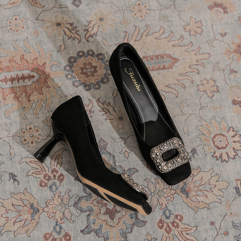 Dámske vysoké podpätky s štvorcovým nosom, mikrovláknový semiš, výška podpätku 6–8 cm, gumová podrážka