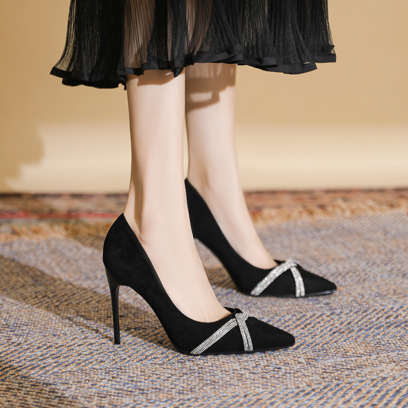 Dámske vysoké podpätky z veluru, s kamienkovou výzdobou, špičatý nos, tenký podpätok, výška podpätku nad 8 cm