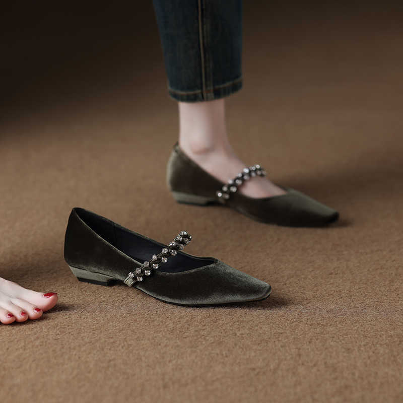 Női Mary Jane cipő középtokkal 3–6 cm, vastag sarok, gumitalp, injekciósan formált talp, belső talp műszőrrel bélelt