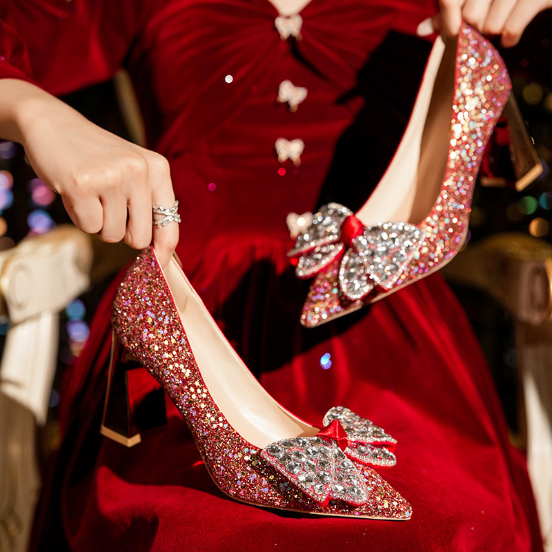 Pantofi de mireasă cu vârf ascuțit, PU partea superioară, talpă din cauciuc, toc gros 6–8 cm, stil sexy