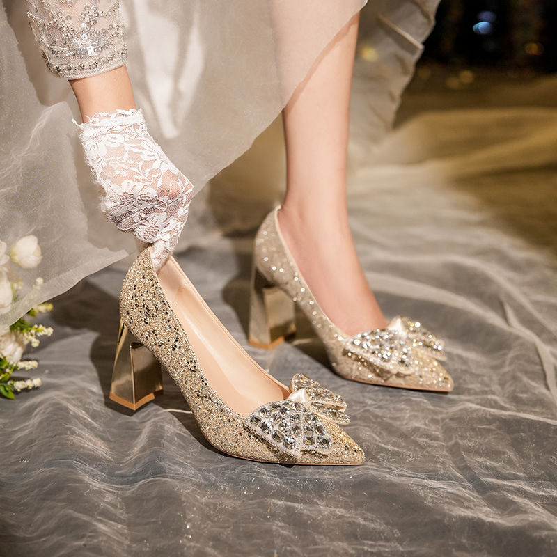 Pantofi de mireasă cu vârf ascuțit, PU partea superioară, talpă din cauciuc, toc gros 6–8 cm, stil sexy