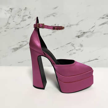 Παπούτσια δεξιώσεων με μυτερό δάχτυλο, σατέν επάνω μέρος, υπερυψωμένα φαρδιά τακούνια, καουτσούκ σόλα