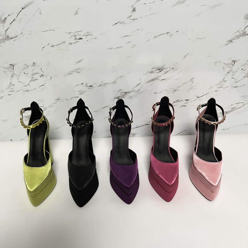 Παπούτσια δεξιώσεων με μυτερό δάχτυλο, σατέν επάνω μέρος, υπερυψωμένα φαρδιά τακούνια, καουτσούκ σόλα