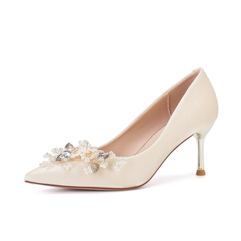 Szatén menyasszonyi cipő, hegyes orrú, vékony sarok 6–8 cm, gumi talp