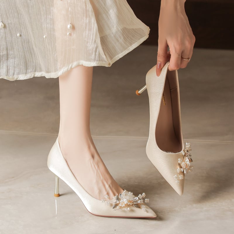 Szatén menyasszonyi cipő, hegyes orrú, vékony sarok 6–8 cm, gumi talp