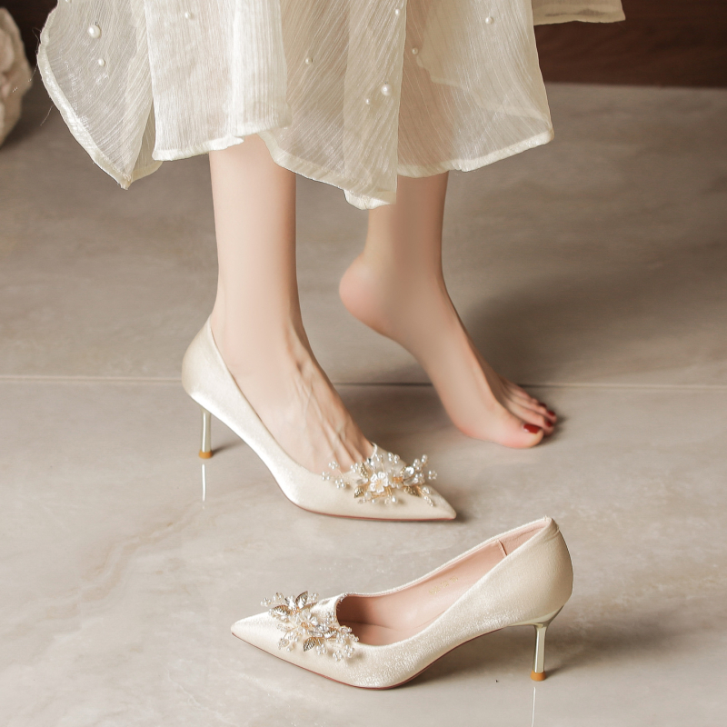 Szatén menyasszonyi cipő, hegyes orrú, vékony sarok 6–8 cm, gumi talp