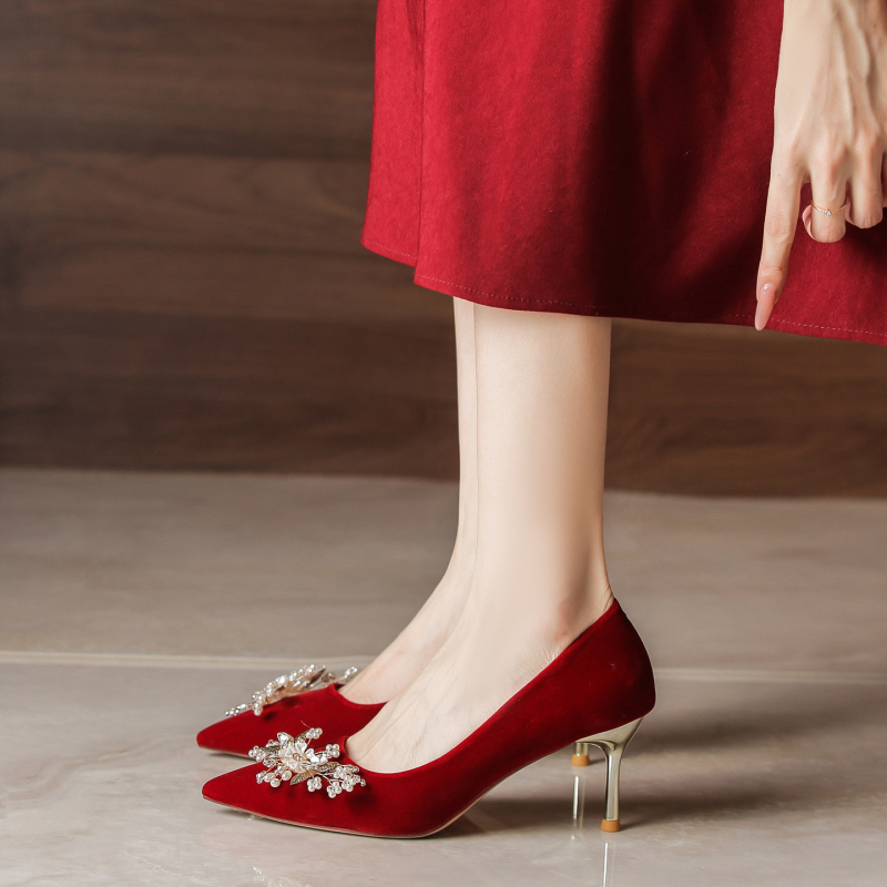 Szatén menyasszonyi cipő, hegyes orrú, vékony sarok 6–8 cm, gumi talp