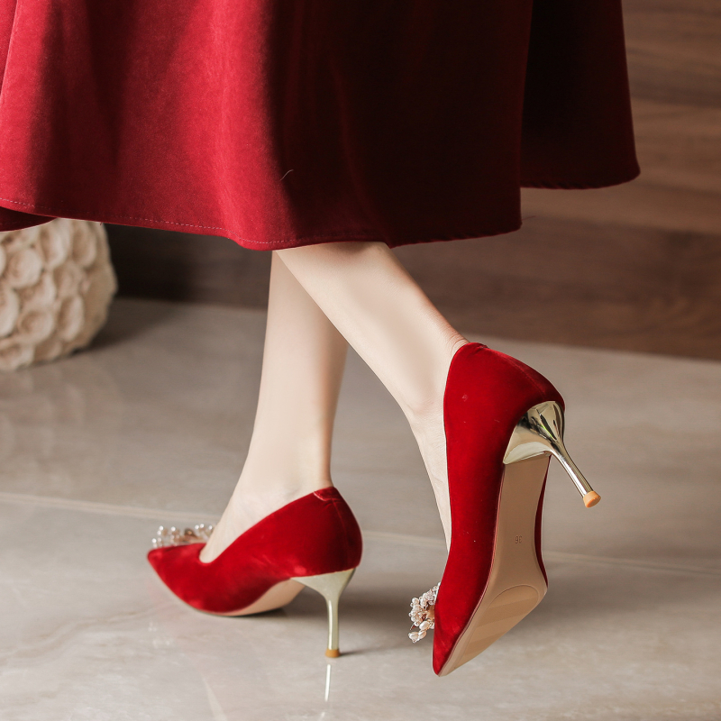 Szatén menyasszonyi cipő, hegyes orrú, vékony sarok 6–8 cm, gumi talp
