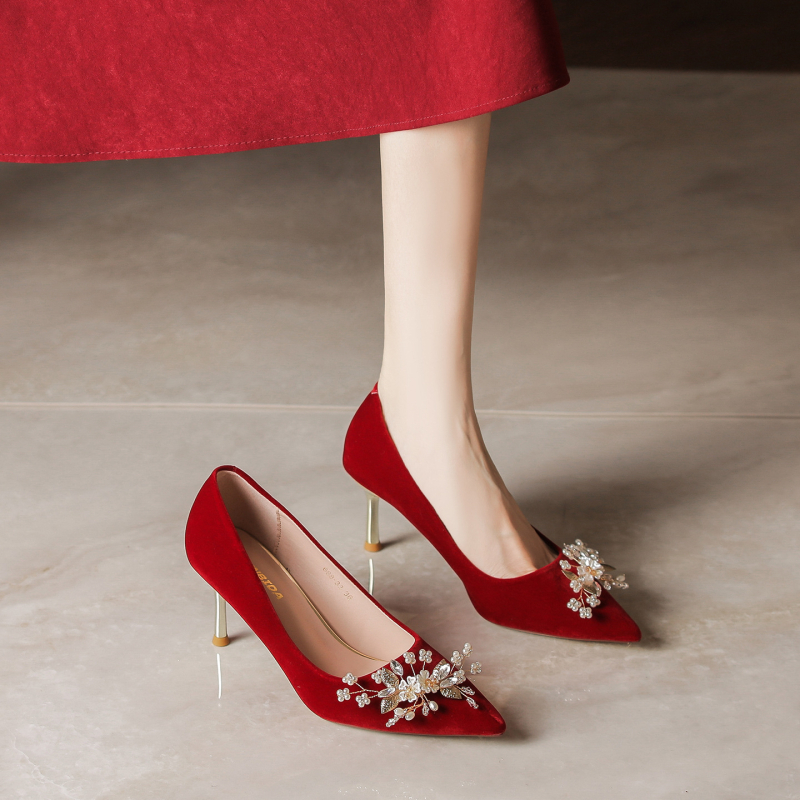 Szatén menyasszonyi cipő, hegyes orrú, vékony sarok 6–8 cm, gumi talp