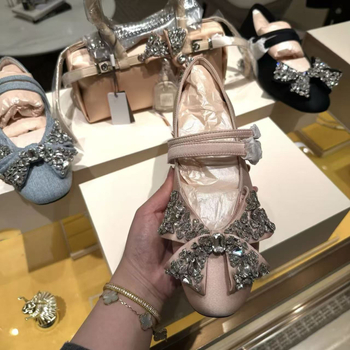 Mary Jane cipele sa satenskim gornjim dijelom, okrugli vrh, niski pet, srednja visina gornjeg dijela, skriveni podizni potpetica