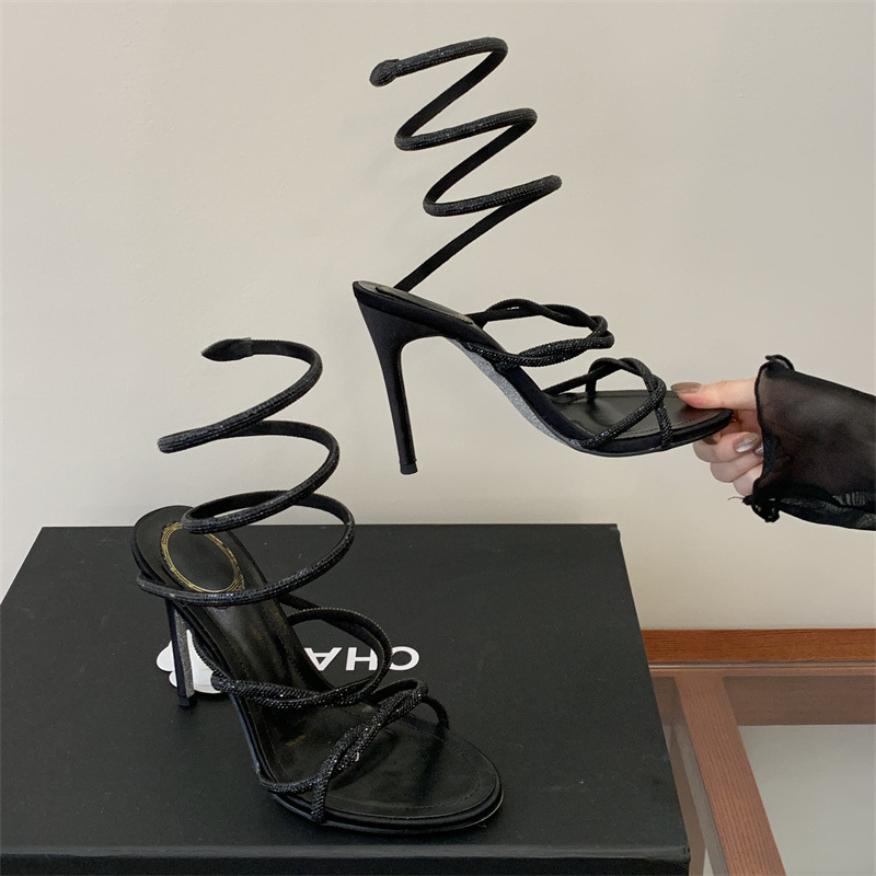 Rhinestone díszítésű nyitott toe szandál kígyó formájú pánttal a bokán, vékony alacsony sarkú, felső rész: szuper rost