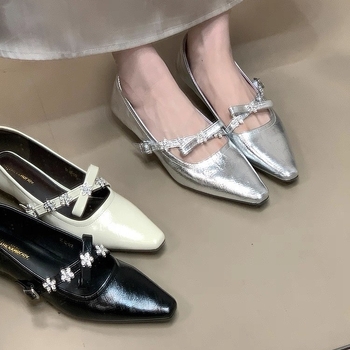 Női Mary Jane lapos cipő strasszos pánttal, PU felsőrész, báránybőr bélés, pigskin talpbetét, gumi talp, slip-on