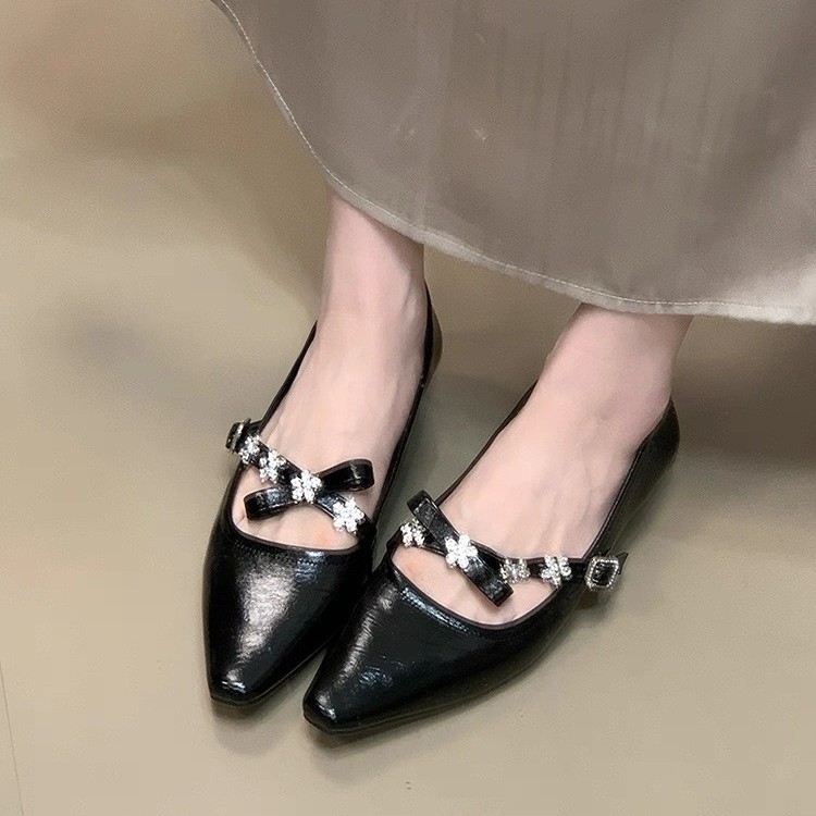 Női Mary Jane lapos cipő strasszos pánttal, PU felsőrész, báránybőr bélés, pigskin talpbetét, gumi talp, slip-on