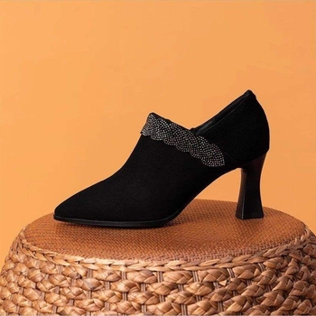 Női velúr lapos cipő, kis sarkú, középmagasságú felsőrész, gumírozott talp