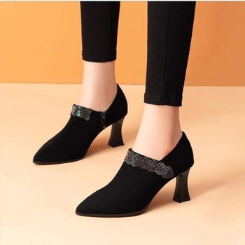 Női velúr lapos cipő, kis sarkú, középmagasságú felsőrész, gumírozott talp