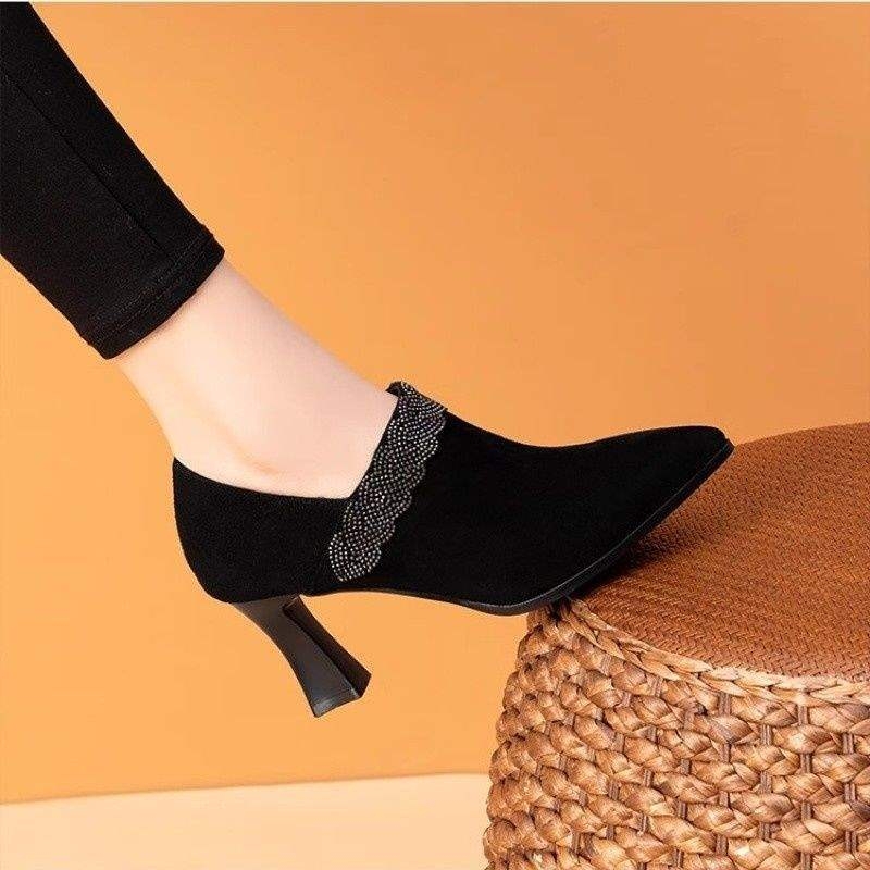 Női velúr lapos cipő, kis sarkú, középmagasságú felsőrész, gumírozott talp