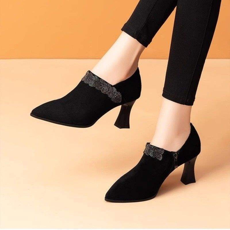 Női velúr lapos cipő, kis sarkú, középmagasságú felsőrész, gumírozott talp