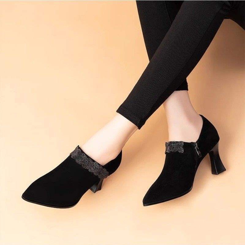 Női velúr lapos cipő, kis sarkú, középmagasságú felsőrész, gumírozott talp