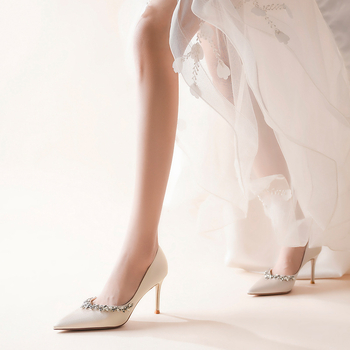 Pantofi de banchet cu vârf ascuțit, partea superioară din satin, toc subțire 6–8 cm, talpă din cauciuc