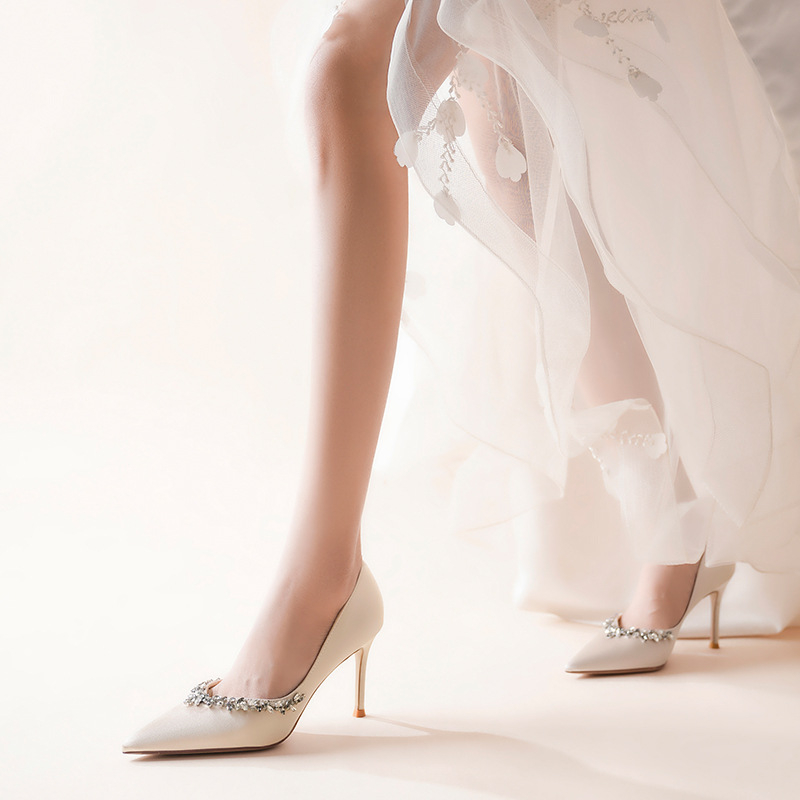 Pantofi de banchet cu vârf ascuțit, partea superioară din satin, toc subțire 6–8 cm, talpă din cauciuc