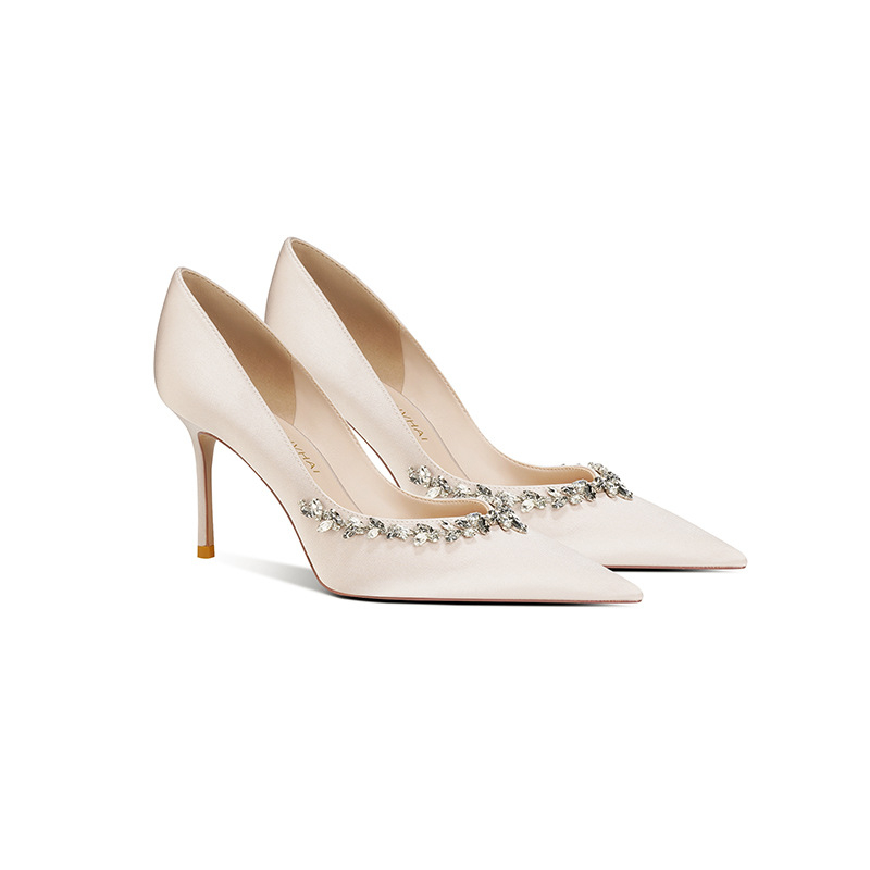 Pantofi de banchet cu vârf ascuțit, partea superioară din satin, toc subțire 6–8 cm, talpă din cauciuc