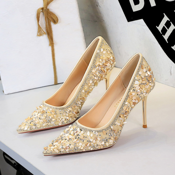 Női magassarkú cipő - hegyes orr, vékony sarok, sarokmagasság >8 cm, felsőrész műbőr, PU talpbetét, gumírozott talp