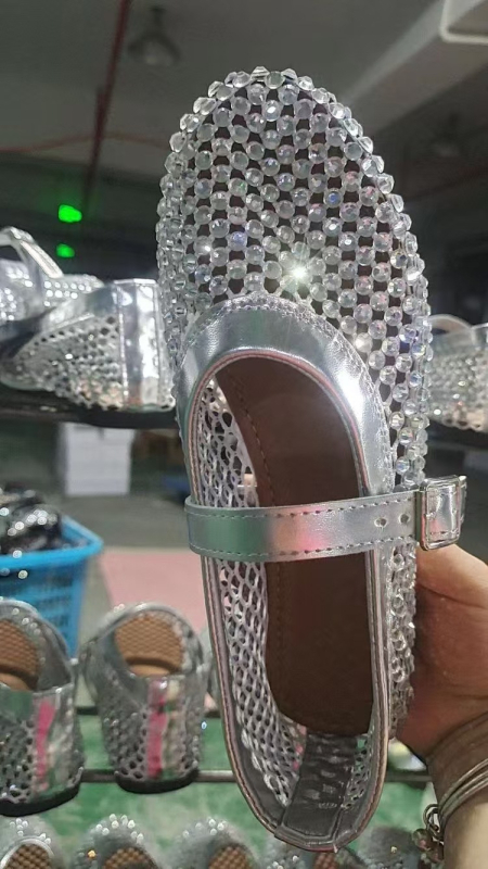 Ženske cipele sa kristalima, zaobljeni vrh, niski pet, PU gornji dio, kopča remena