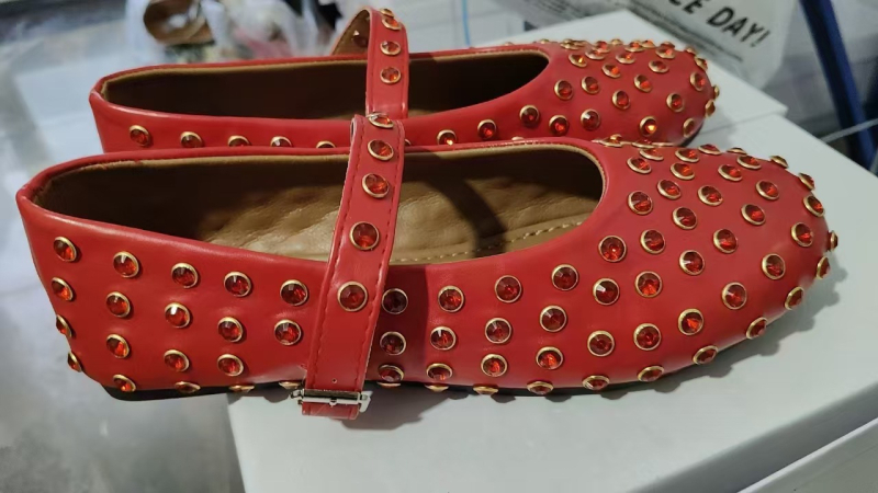 Ženske cipele sa kristalima, zaobljeni vrh, niski pet, PU gornji dio, kopča remena