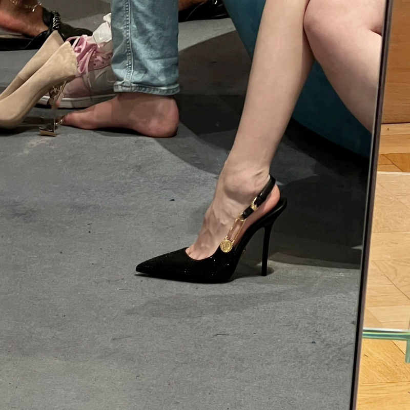Ženske salonke s oštrim vrhom, stiletto petom iznad 8 cm, PU gornji dio, tanak potpetica, zatvaranje jednim remenom