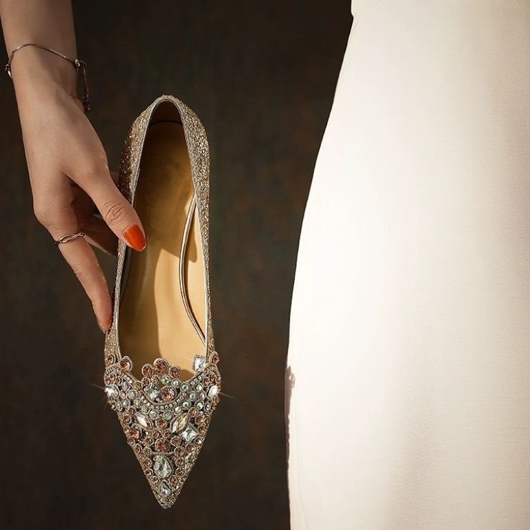 Ženske svadbene cipele s oštrim nosom, glitter vamp, štikle stilettos, ulošak od prirodne kože, gumeni potplat
