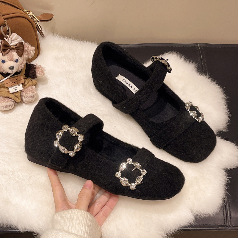 Ženske Mary Jane cipele, četvrtasti nos, Velcro kopčanje, gornji dio i podstava od Super Fiber materijala, gumeni potplat, srednja visina potpetice 3–6 cm