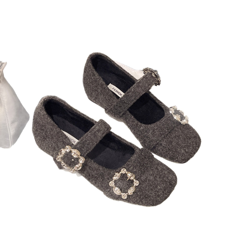 Ženske Mary Jane cipele, četvrtasti nos, Velcro kopčanje, gornji dio i podstava od Super Fiber materijala, gumeni potplat, srednja visina potpetice 3–6 cm