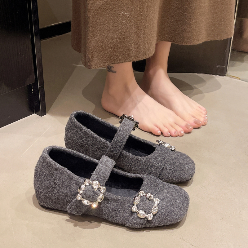 Ženske Mary Jane cipele, četvrtasti nos, Velcro kopčanje, gornji dio i podstava od Super Fiber materijala, gumeni potplat, srednja visina potpetice 3–6 cm