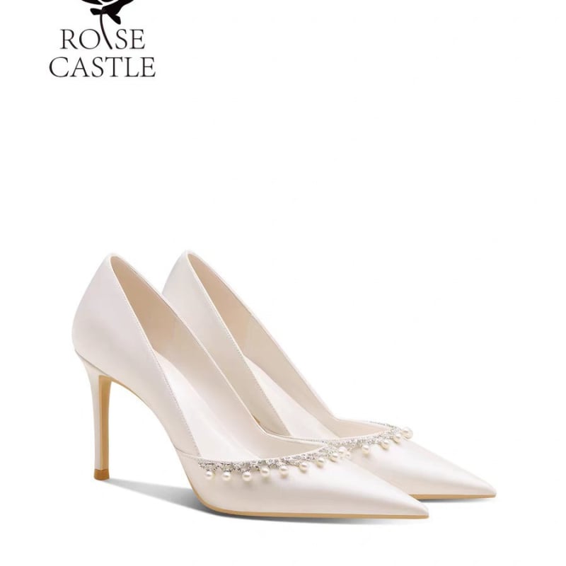 Γαμήλιες γόβες με αλυσίδα από πέρλες, μυτερό άκρο, σατέν επάνω μέρος, λεπτός ψηλός τακούνι 6-8 εκ, καουτσούκ σόλα