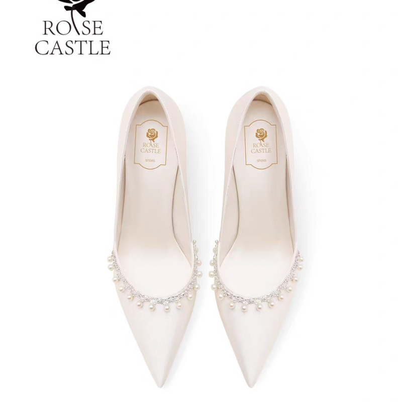 Γαμήλιες γόβες με αλυσίδα από πέρλες, μυτερό άκρο, σατέν επάνω μέρος, λεπτός ψηλός τακούνι 6-8 εκ, καουτσούκ σόλα