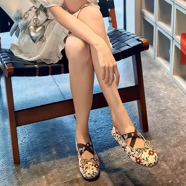 Balerini Mary Jane pentru femei cu broderie florală cu strasuri, vârf rotund, baretă elastică, toc jos sub 3 cm, talpă și parte superioară din cauciuc