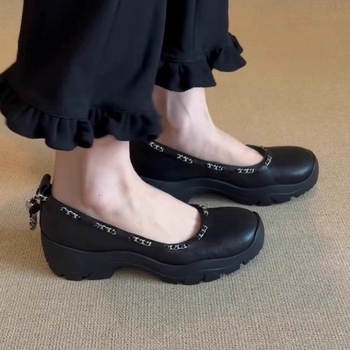 Mary Jane cipők kerek orrúak, felsőrész marhabőrből bevont, belső talp báránybőrből, slip-on záródás, gumírozott talp
