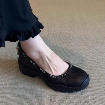 Mary Jane cipők kerek orrúak, felsőrész marhabőrből bevont, belső talp báránybőrből, slip-on záródás, gumírozott talp