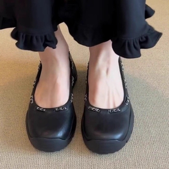 Mary Jane cipők kerek orrúak, felsőrész marhabőrből bevont, belső talp báránybőrből, slip-on záródás, gumírozott talp