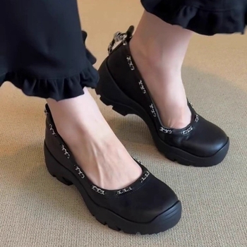 Mary Jane cipők kerek orrúak, felsőrész marhabőrből bevont, belső talp báránybőrből, slip-on záródás, gumírozott talp