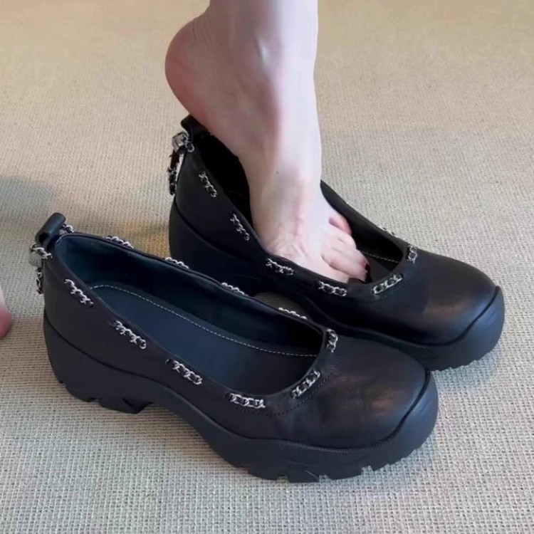 Mary Jane cipők kerek orrúak, felsőrész marhabőrből bevont, belső talp báránybőrből, slip-on záródás, gumírozott talp