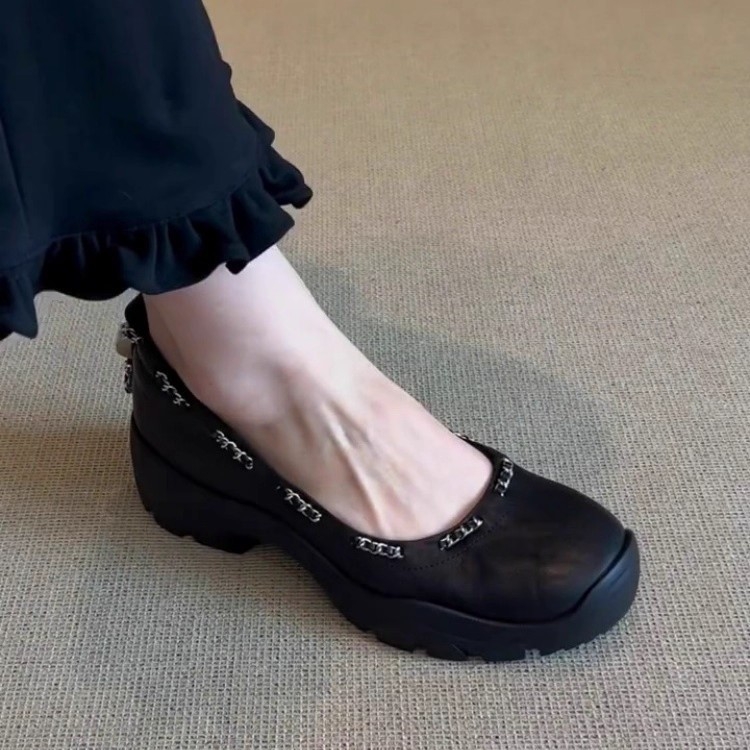 Mary Jane cipők kerek orrúak, felsőrész marhabőrből bevont, belső talp báránybőrből, slip-on záródás, gumírozott talp