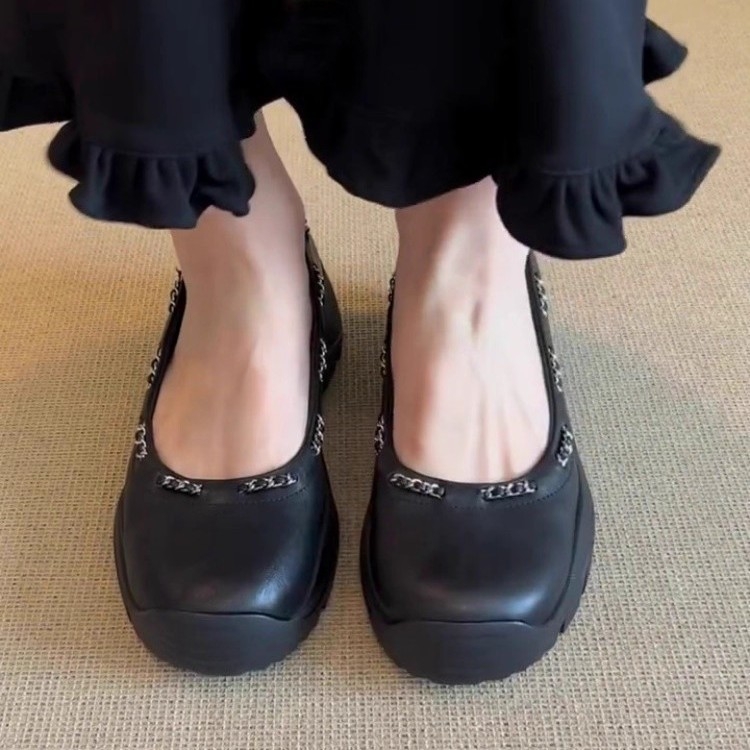 Mary Jane cipők kerek orrúak, felsőrész marhabőrből bevont, belső talp báránybőrből, slip-on záródás, gumírozott talp