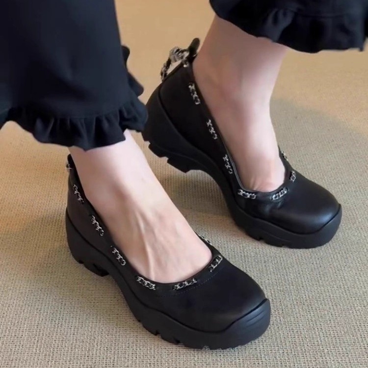 Mary Jane cipők kerek orrúak, felsőrész marhabőrből bevont, belső talp báránybőrből, slip-on záródás, gumírozott talp