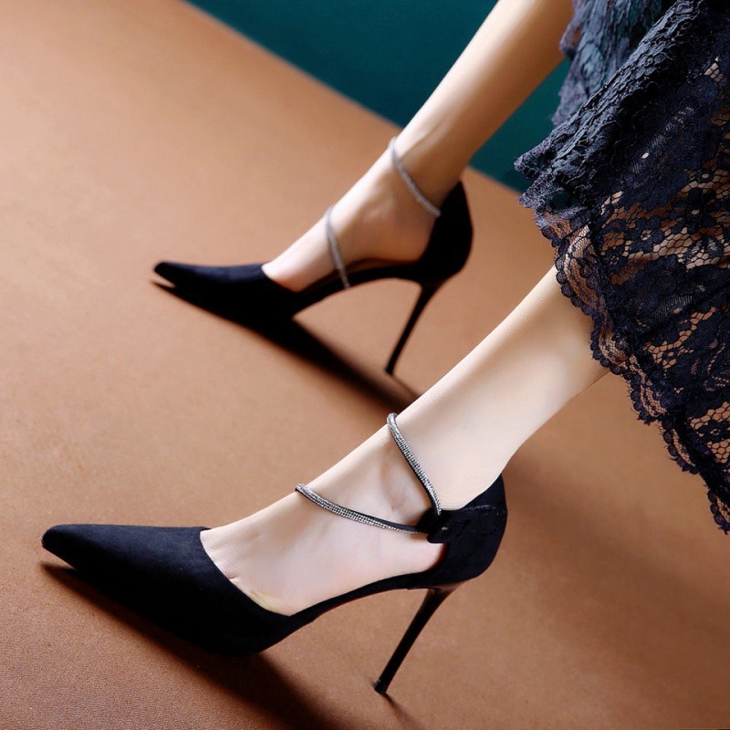 Sandale od velura s oštrim vrhom, uskim kaišem i Velcro zatvaranjem, štikla stiletto 6–8 cm