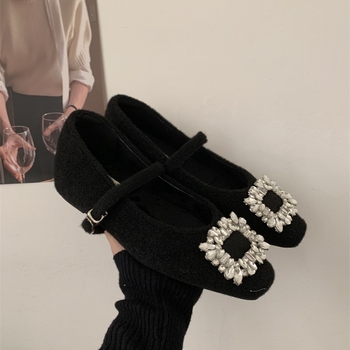 Mary Jane cipele s unutarnjim povećanjem visine od 4 cm, kristalni kvadratni kopča, krznena podstava, gornji materijal od mikrovlakana, srednja visina pete 3-5 cm, slip-on
