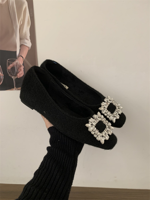 Mary Jane cipele s unutarnjim povećanjem visine od 4 cm, kristalni kvadratni kopča, krznena podstava, gornji materijal od mikrovlakana, srednja visina pete 3-5 cm, slip-on